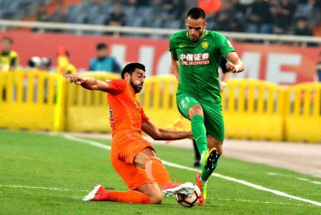 中超联赛，北京国安1-0西海岸，登顶榜首——荣耀之战的背后解析